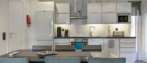 Refrigerador, microondas, lavavajillas, silla alta para bebés