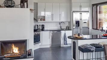 Kühlschrank, Mikrowelle, Geschirrspüler, Kochgeschirr/Geschirr/Besteck