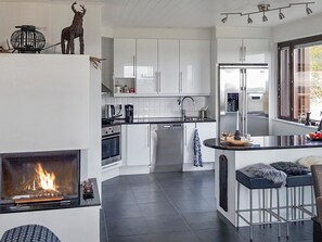 Jääkaappi, mikroaaltouuni, astianpesukone