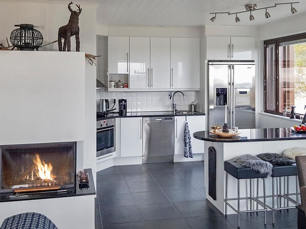 Fridge, microwave, dishwasher, cookware/dishes/utensils