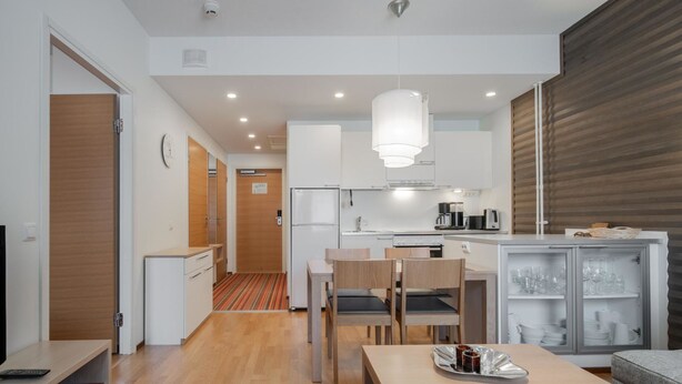 Un appartement moderne comprenant une cuisine, un coin repas et un salon.