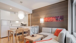 Un appartement moderne comprenant une cuisine, un coin repas et un salon.