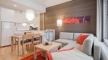 Eine moderne Wohnung mit Küche, Essbereich und Wohnzimmer.