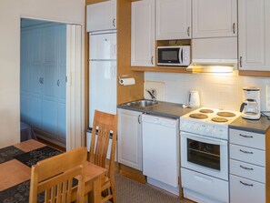 Fridge, microwave, dishwasher, cookware/dishes/utensils - Point vale 2 as 5 by Interhome (Nilsiä)