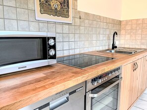 Refrigerador, microondas, horno y lavavajillas 