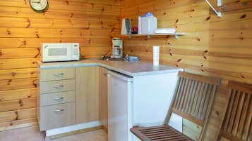 Refrigerador, microondas, lavavajillas y utensilios de cocina
