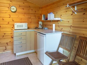 Refrigerador, microondas, lavavajillas y utensilios de cocina 
