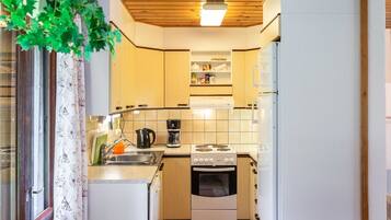 Fridge, microwave, dishwasher, cookware/dishes/utensils