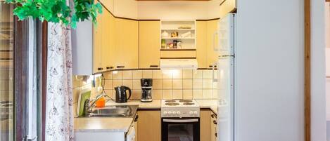 Kjøleskap, mikrobølgeovn, oppvaskmaskin og kjøkkenutstyr