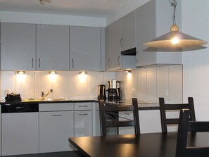 Jääkaappi, keittoastiat/astiat/ruokailuvälineet