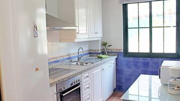 Een koelkast, een microgolfoven, een oven, een vaatwasser