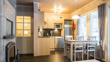 KylskÄp, mikrovÄgsugn, diskmaskin och grytor/köksredskap