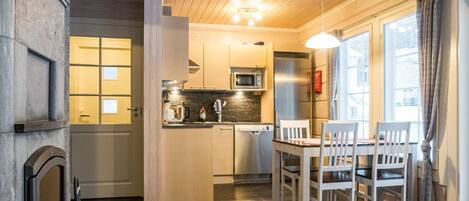 Fridge, microwave, dishwasher, cookware/dishes/utensils