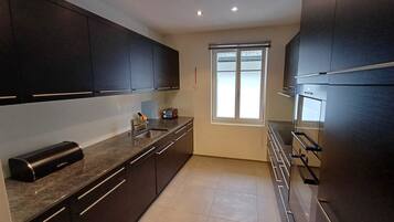 Kühlschrank, Geschirrspüler, Kochgeschirr/Geschirr/Besteck