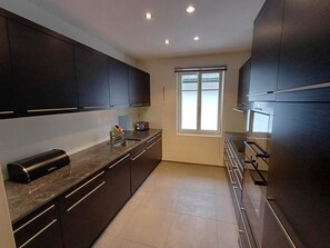 ثلاجة، غسالة أطباق، مستلزمات طهي/أطباق/أوعية