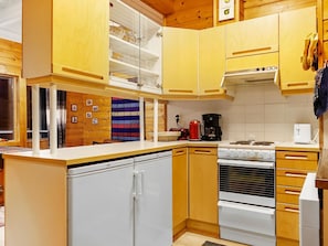 Frigorífico, microondas, lavavajillas y utensilios de cocina