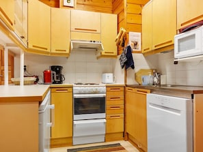 Refrigerador, microondas, lavavajillas y utensilios de cocina 