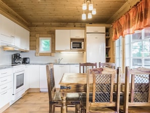 Fridge, microwave, dishwasher, cookware/dishes/utensils