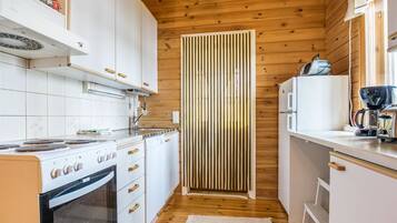 Frigorífico, microondas, lavavajillas y utensilios de cocina