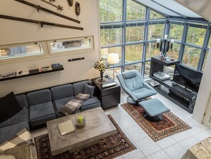 Een televisie en een dvd-speler