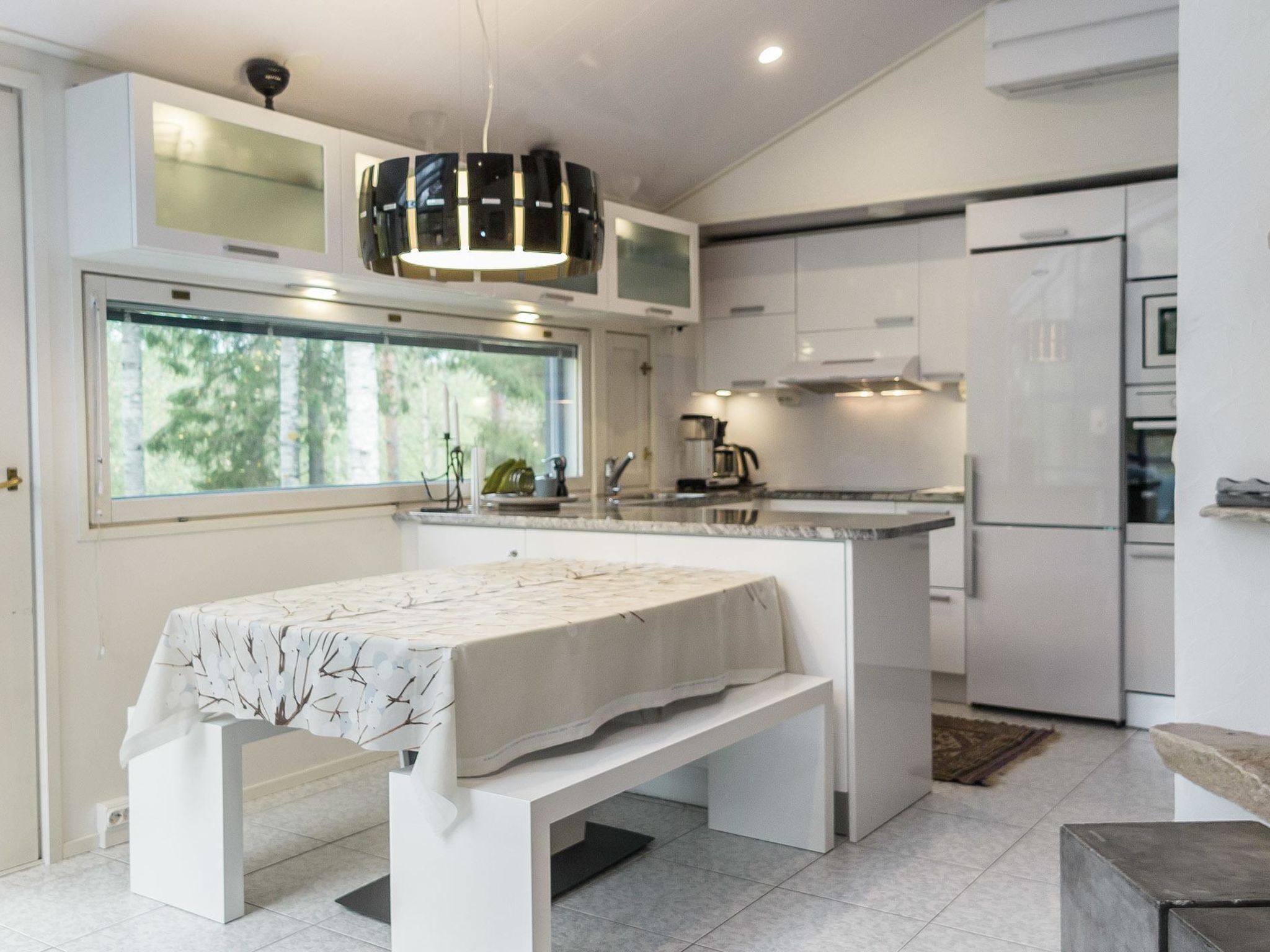 Jääkaappi, mikroaaltouuni, astianpesukone