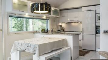 Fridge, microwave, dishwasher, cookware/dishes/utensils