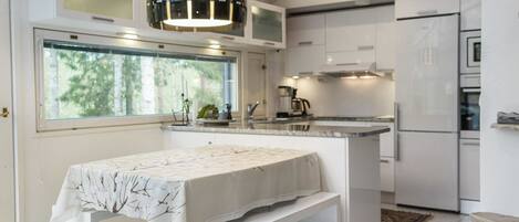 Fridge, microwave, dishwasher, cookware/dishes/utensils