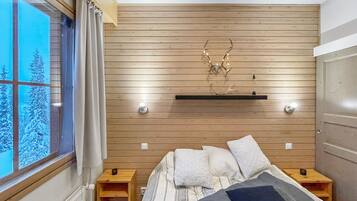 2 bedrooms, iron/ironing board, WiFi