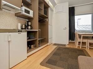 Jääkaappi, mikroaaltouuni, keittoastiat/astiat/ruokailuvälineet