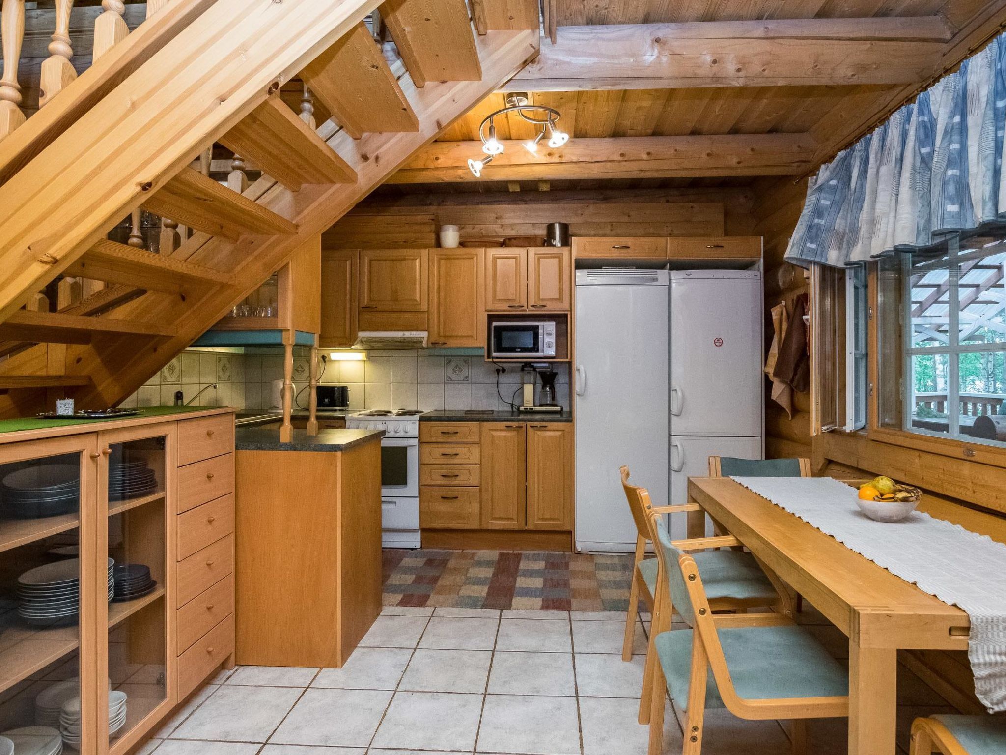 Kjøleskap, mikrobølgeovn, oppvaskmaskin og kjøkkenutstyr