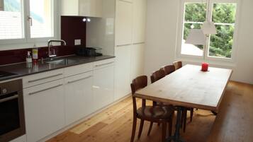 Kühlschrank, Geschirrspüler, Kochgeschirr/Geschirr/Besteck