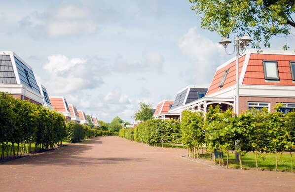 Property grounds - Bungalow 6p - Three Bedroom Resort, Sleeps 6 (Noordwijk)