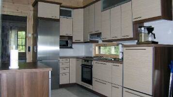 Køleskab, mikrobølgeovn, opvaskemaskine, køkkentøj/tallerkener/redskaber