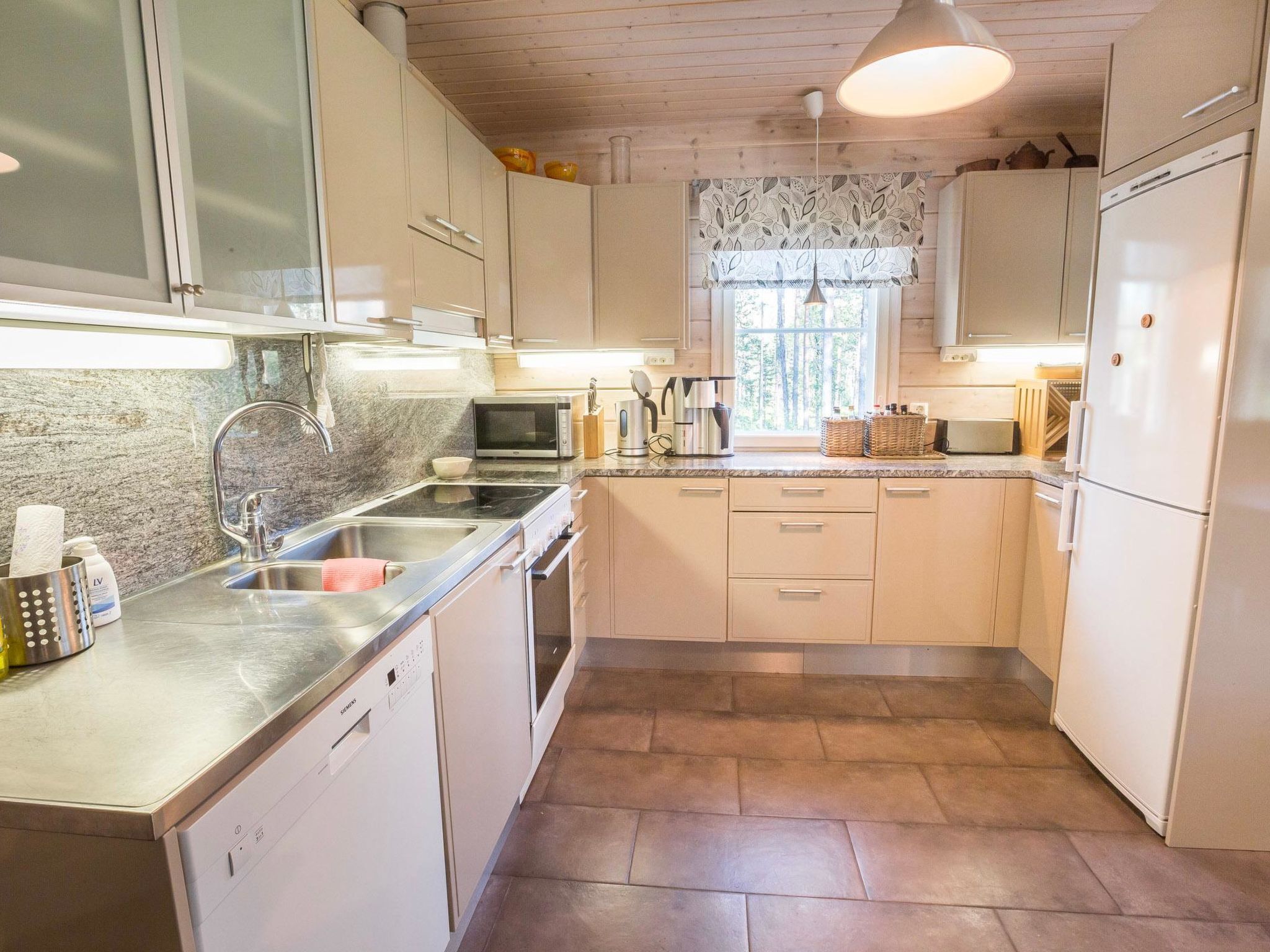 Kühlschrank, Mikrowelle, Geschirrspüler, Kochgeschirr/Geschirr/Besteck