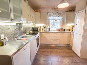 Jääkaappi, mikroaaltouuni, astianpesukone