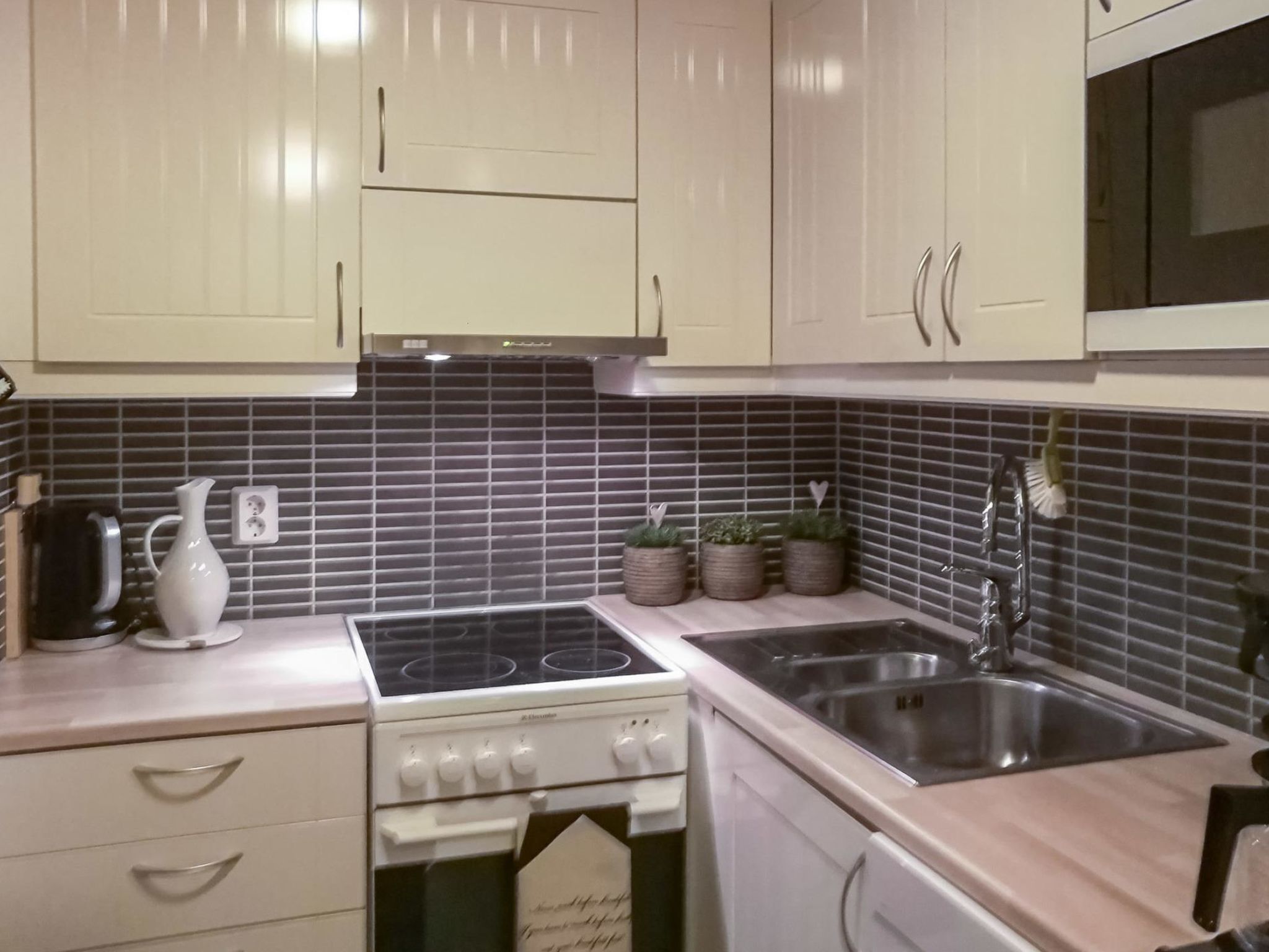 Jääkaappi, mikroaaltouuni, astianpesukone, syöttötuoli