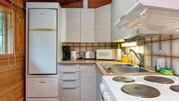 Køleskab, mikrobølgeovn, opvaskemaskine, køkkentøj/tallerkener/redskaber