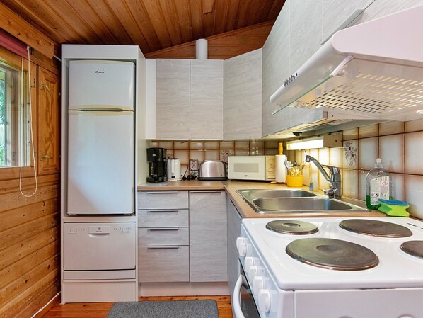 Fridge, microwave, dishwasher, cookware/dishes/utensils