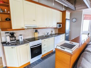 Refrigerador, microondas, lavavajillas y utensilios de cocina 