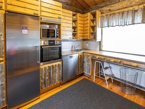 Fridge, microwave, dishwasher, cookware/dishes/utensils