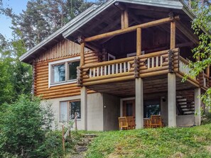 A log cabin with a balcony and a porch. - Kalliohonka by Interhome (Hämeenlinna)