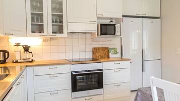 Refrigerador, microondas, utensilios de cocina y congelador