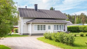 Et etplanshus med en grusvej, der fører til en fordør.