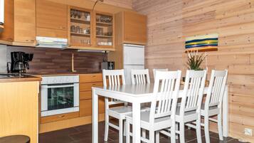 Frigorifero, microonde, lavastoviglie, pentole/stoviglie/utensili