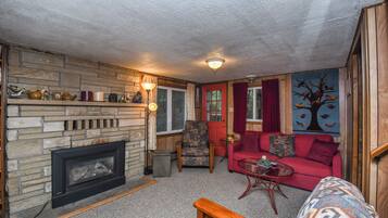 House, 2 Queen Beds, Hot Tub | Living room | 42-inch TV with cable channels