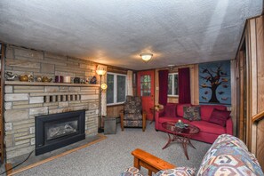 Ferienhaus, 2 Queen-Betten, Whirlpool | Wohnzimmer | 42-Zoll-Fernseher mit Kabelempfang