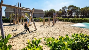 A sandy beach with a wooden swing set and a slide. - Ravenbosch+ 5p by Interhome (Bemelen)