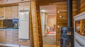 Fridge, microwave, dishwasher, cookware/dishes/utensils