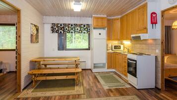 Geladeira, micro-ondas, talheres/pratos/utensílios de cozinha