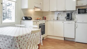 Kjøleskap, mikrobølgeovn, oppvaskmaskin og kjøkkenutstyr